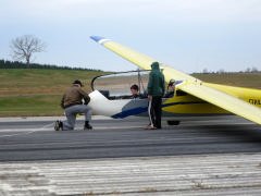 Attaching tow rope to glider